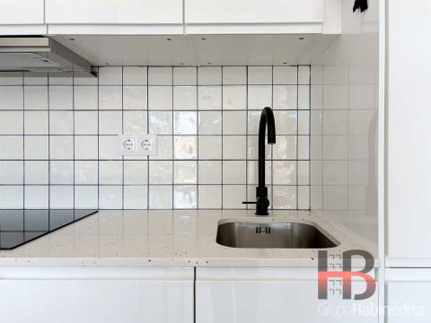 Apartamento T0 com garagem à Praça do Marquês, Porto | Remodelado e Mobilado