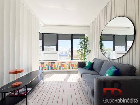 Apartamento T0 com garagem à Praça do Marquês, Porto | Remodelado e Mobilado