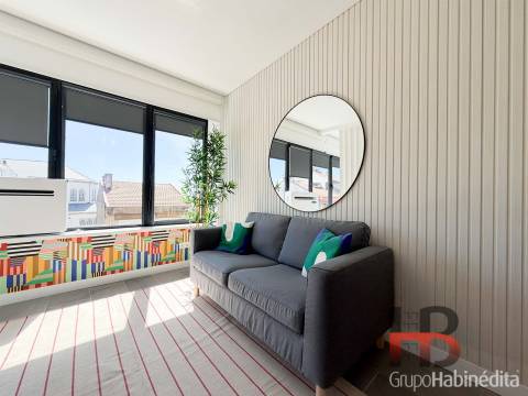 Apartamento T0 com garagem à Praça do Marquês, Porto | Remodelado e Mobilado
