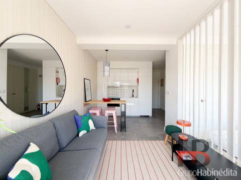Apartamento T0 com garagem à Praça do Marquês, Porto | Remodelado e Mobilado