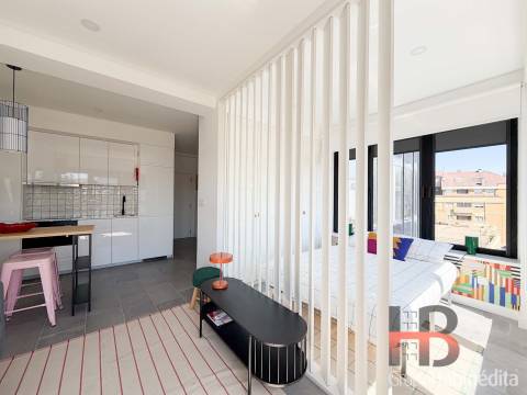 Apartamento T0 com garagem à Praça do Marquês, Porto | Remodelado e Mobilado