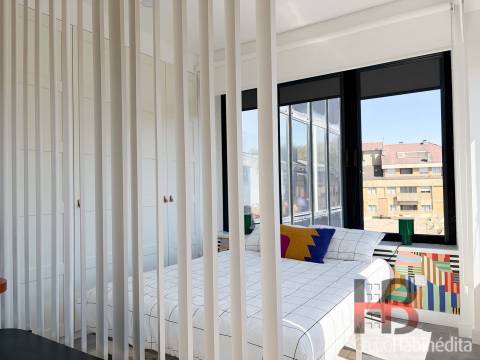 Apartamento T0 com garagem à Praça do Marquês, Porto | Remodelado e Mobilado