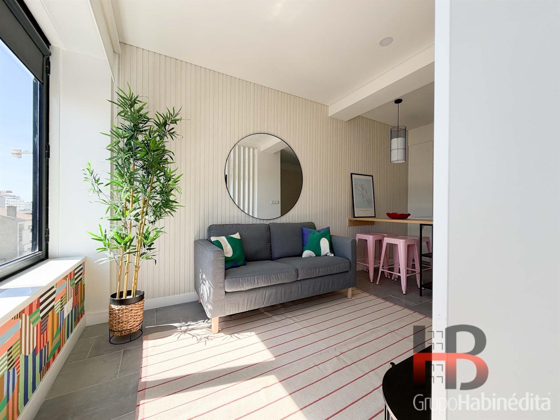 Apartamento T0 com garagem à Praça do Marquês, Porto | Remodelado e Mobilado