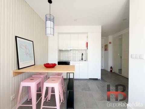 Apartamento T0 com garagem à Praça do Marquês, Porto | Remodelado e Mobilado