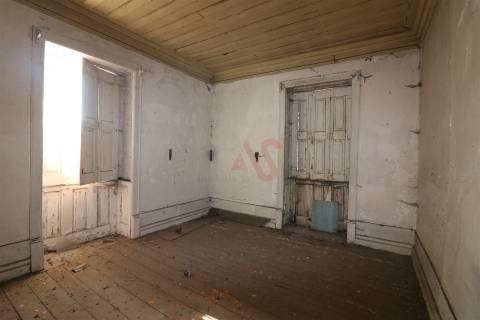 Quinta centenária para restauro com 3.200 m2 em Raimonda, Paços de Ferreira