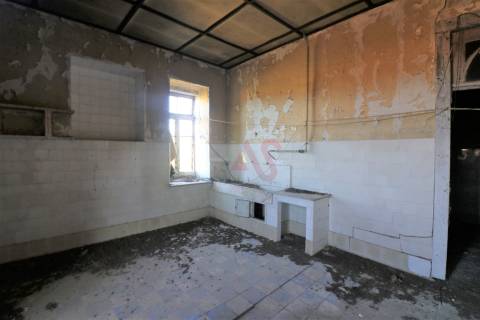 Quinta centenária para restauro com 3.200 m2 em Raimonda, Paços de Ferreira