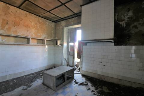 Quinta centenária para restauro com 3.200 m2 em Raimonda, Paços de Ferreira