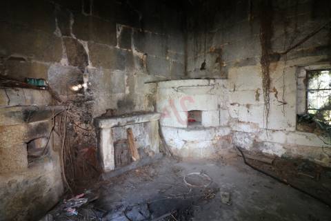 Quinta centenária para restauro com 3.200 m2 em Raimonda, Paços de Ferreira