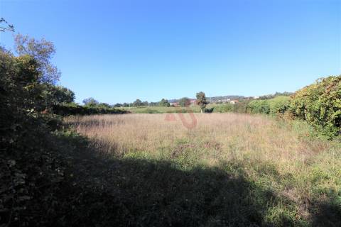 Quinta centenária para restauro com 3.200 m2 em Raimonda, Paços de Ferreira