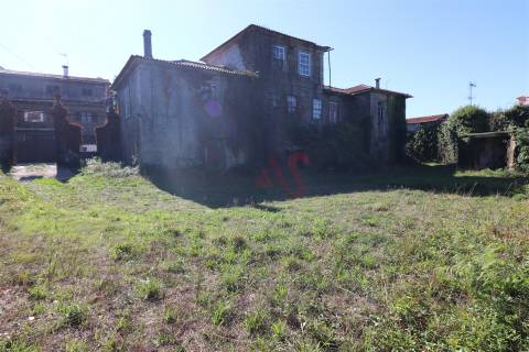 Quinta centenária para restauro com 3.200 m2 em Raimonda, Paços de Ferreira