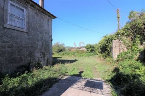 Quinta centenária para restauro com 3.200 m2 em Raimonda, Paços de Ferreira