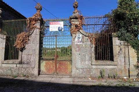 Quinta centenária para restauro com 3.200 m2 em Raimonda, Paços de Ferreira