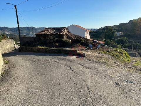 Moradia T2 para restauro em São Faustino, Guimarães