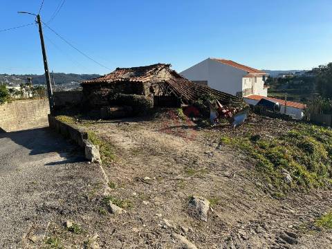 Moradia T2 para restauro em São Faustino, Guimarães