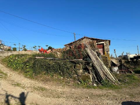 Moradia T2 para restauro em São Faustino, Guimarães