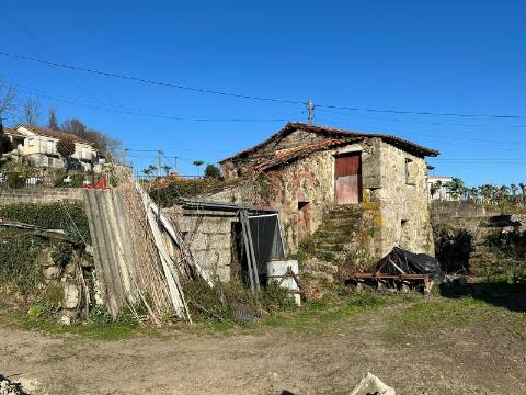 Moradia T2 para restauro em São Faustino, Guimarães