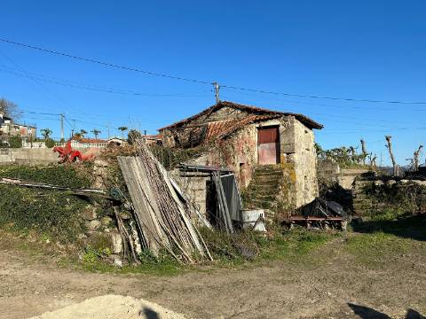 Moradia T2 para restauro em São Faustino, Guimarães
