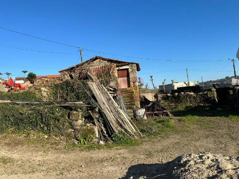 Moradia T2 para restauro em São Faustino, Guimarães