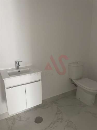 Loja J com 62.5m2 no centro de Lousada.