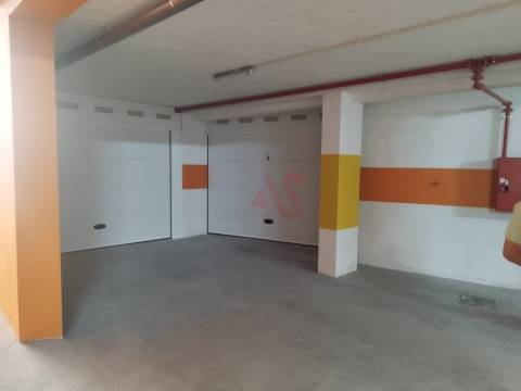 Loja e garagem com 174.80m2 em Beiriz, Póvoa de Varzim