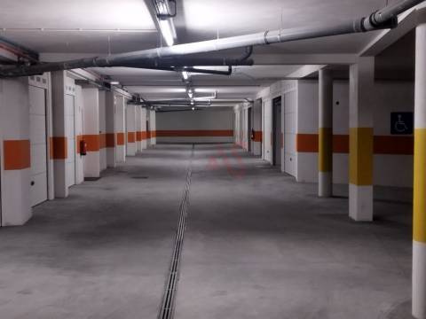 Loja e garagem com 174.80m2 em Beiriz, Póvoa de Varzim