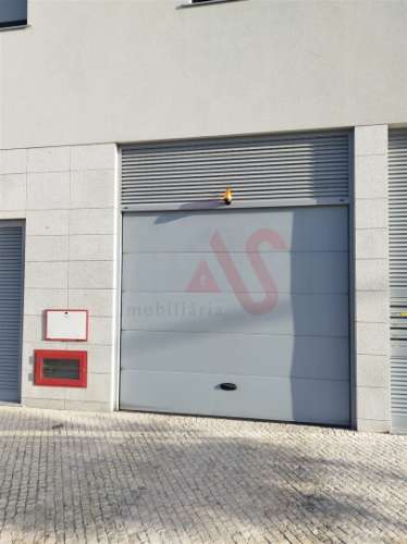 Loja e garagem com 174.80m2 em Beiriz, Póvoa de Varzim