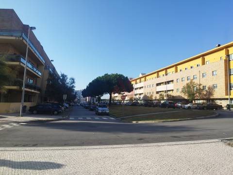 Loja e garagem com 174.80m2 em Beiriz, Póvoa de Varzim