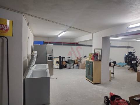 Loja e garagem com 174.80m2 em Beiriz, Póvoa de Varzim