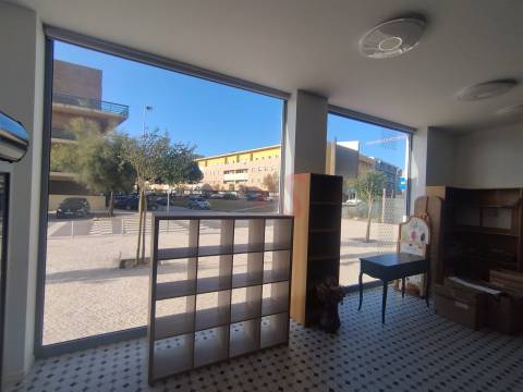 Loja e garagem com 174.80m2 em Beiriz, Póvoa de Varzim