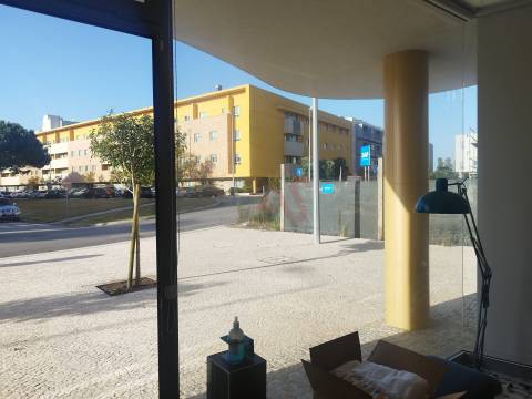 Loja e garagem com 174.80m2 em Beiriz, Póvoa de Varzim