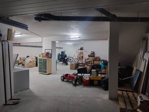 Loja e garagem com 174.80m2 em Beiriz, Póvoa de Varzim