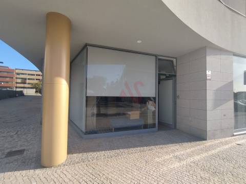 Loja e garagem com 174.80m2 em Beiriz, Póvoa de Varzim