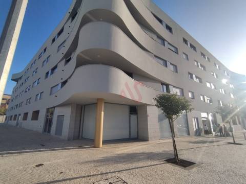 Loja e garagem com 174.80m2 em Beiriz, Póvoa de Varzim