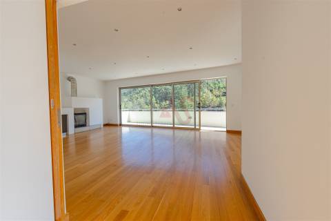 Moradia T4, com 3 pisos, com licença p/ comércio em Baião.