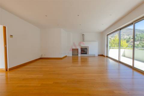 Moradia T4, com 3 pisos, com licença p/ comércio em Baião.