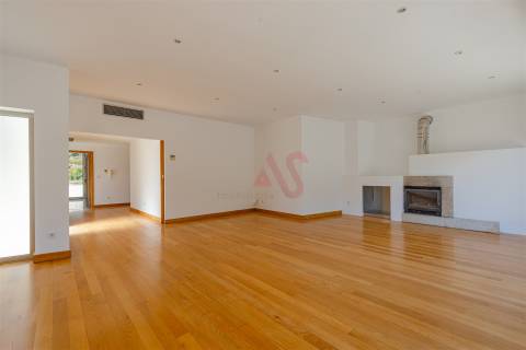 Moradia T4, com 3 pisos, com licença p/ comércio em Baião.