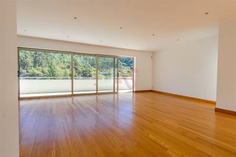 Moradia T4, com 3 pisos, com licença p/ comércio em Baião.