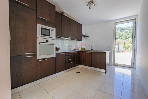 Moradia T4, com 3 pisos, com licença p/ comércio em Baião.