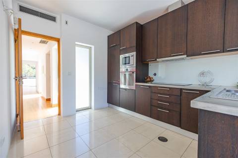 Moradia T4, com 3 pisos, com licença p/ comércio em Baião.