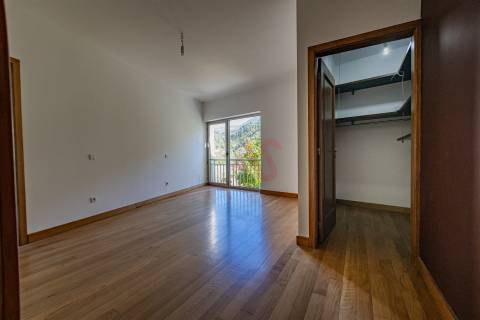 Moradia T4, com 3 pisos, com licença p/ comércio em Baião.