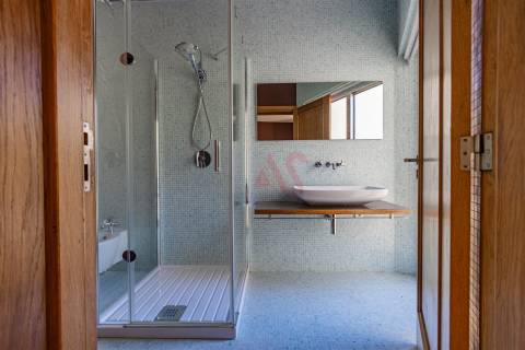 Moradia T4, com 3 pisos, com licença p/ comércio em Baião.