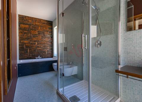 Moradia T4, com 3 pisos, com licença p/ comércio em Baião.