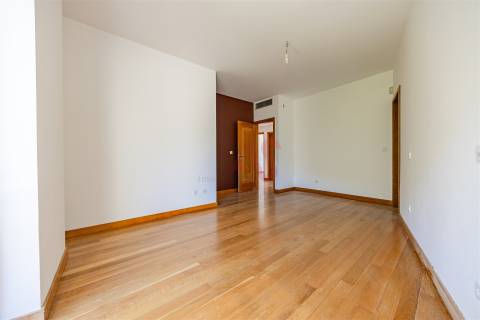 Moradia T4, com 3 pisos, com licença p/ comércio em Baião.