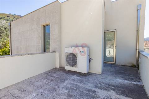 Moradia T4, com 3 pisos, com licença p/ comércio em Baião.