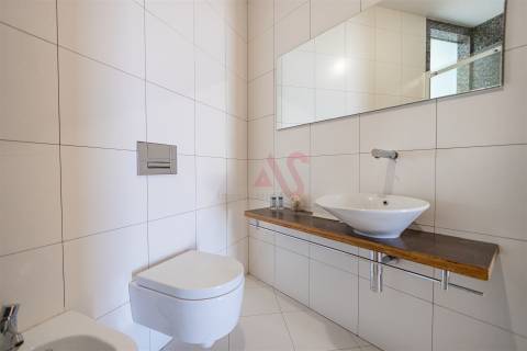 Moradia T4, com 3 pisos, com licença p/ comércio em Baião.