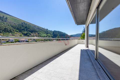 Moradia T4, com 3 pisos, com licença p/ comércio em Baião.