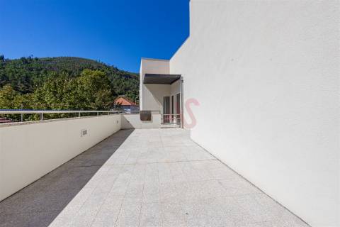 Moradia T4, com 3 pisos, com licença p/ comércio em Baião.