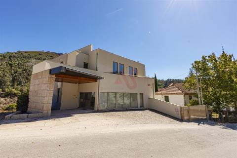 Moradia T4, com 3 pisos, com licença p/ comércio em Baião.