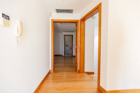 Andar moradia T4 em Baião.