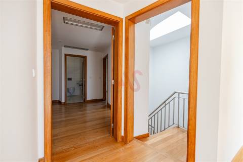 Andar moradia T4 em Baião.